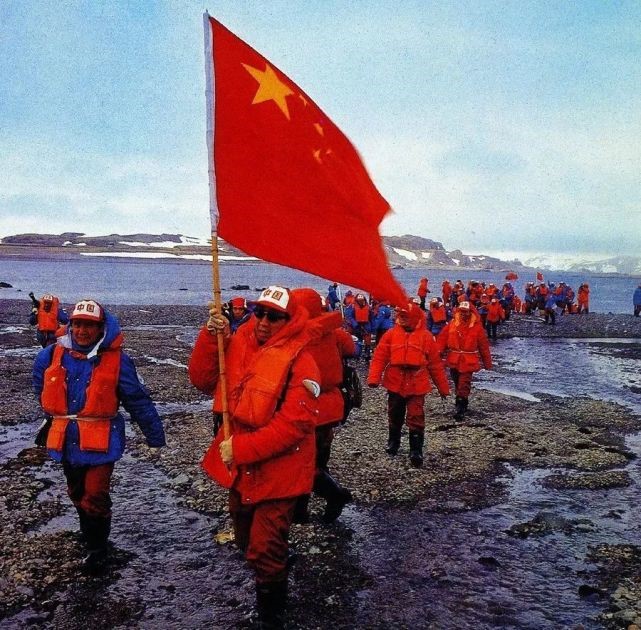 1984年12月，中国首次南极科考队队员登上南极大陆.jpg
