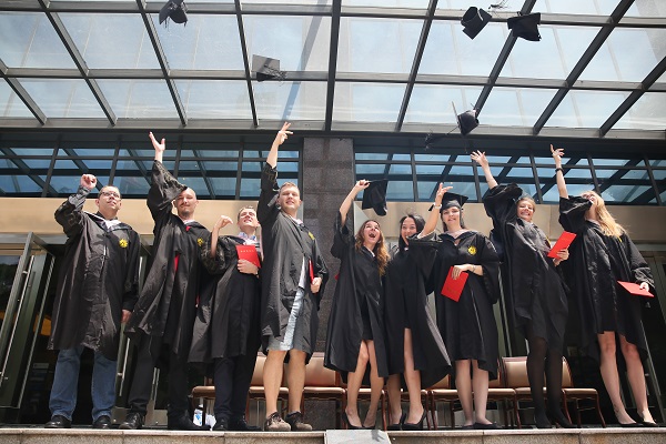 图为2015届留学生毕业合影