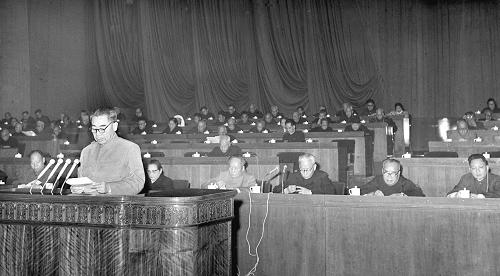 1964年12月21日，第三届全国人民代表大会第一次会议开幕，周恩来总理做政府工作报告