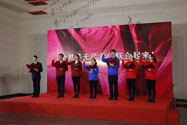 图为朗诵《共产党宣言》经典片段