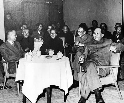 1961年，上海市各界庆祝五一联欢会，毛泽东主席与陈望道（前排左三）亲切交谈.jpg