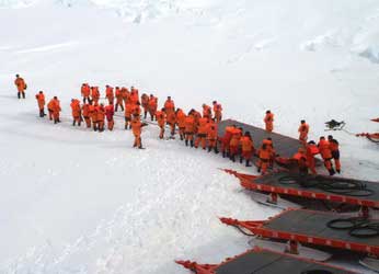 第25次南极科考队员登陆南极大陆