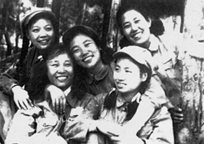 常香玉在朝鲜战场与志愿军女战士在一起
