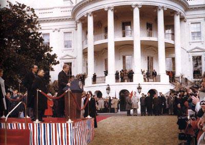 卡特在白宫前为邓小平访美举行欢迎仪式