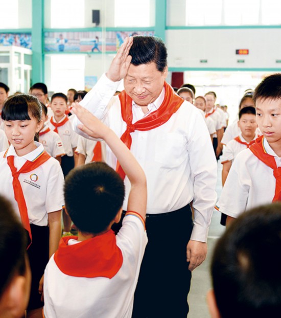 2014年5月30日上午，中共中央总书记、国家主席、中央军委主席习近平来到北京市海淀区民族小学，参加庆祝“六一”国际儿童节活动。这是习近平参加少先队入队仪式。