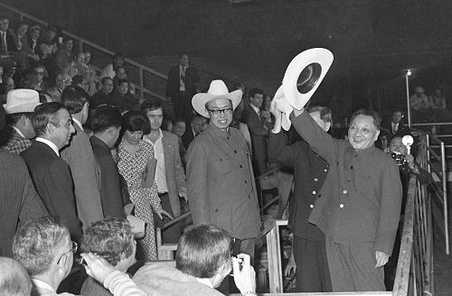 1979年2月2日，邓小平在休斯敦观看马术竞技表演时挥动牛仔帽，向观众致意。