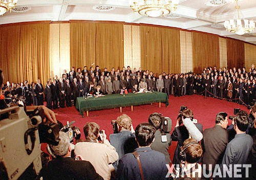 图为1984年12月19日，中华人民共和国政府和大不列颠及北爱尔兰联合王国政府关于香港问题的联合声明正式签字。 