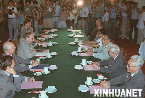 图为1983年7月25日，外交部副部长姚广率中国政府代表团与英国驻华大使柯利达为首的英国政府代表团在北京就中英香港问题第二阶段会谈举行第二次会议。