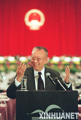 图为1996年12月11日，香港特别行政区第一届政府推选委员会在香港会议展览中心举行第三次全体会议。经过投票选举，董建华当选香港特区首任行政长官人选。这是香港历史上第一次由港人来选择最高行政首长，也是香港历史上第一位主政的中国公民。