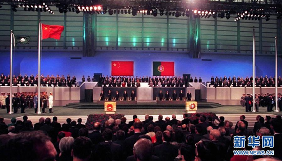 1999年12月20日零时，中华人民共和国国旗和中华人民共和国澳门特别行政区区旗在澳门文化中心花园馆升起