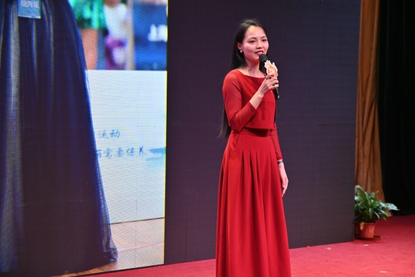 图为校友代表上台分享《上商青年说》