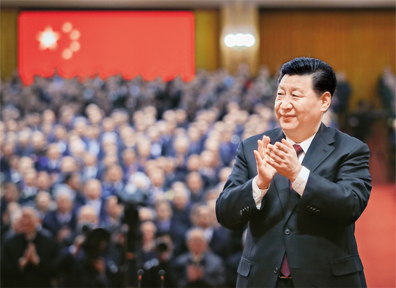 2018年12月18日，庆祝改革开放40周年大会在北京人民大会堂隆重举行。中共中央总书记、国家主席、中央军委主席习近平在大会上发表重要讲话。这是习近平鼓掌向受表彰人员表示祝贺。