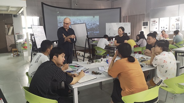 图为学院海外大师工作营授课场景