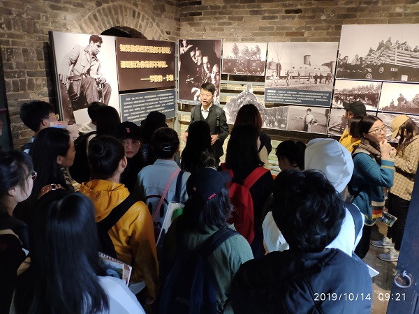 图为学院将思政教育和专业教学融为一体，通过参观  台儿庄大战遗址公园开展党史学习教育
