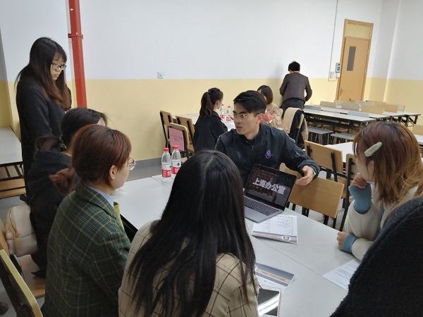 图为学院组织专业招聘会现场